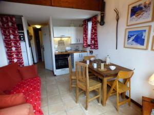 Studio Cabine Mezzanine aux Saisies - Centre Station, Balcon Sud, 4 Pers, 2 étoiles - FR-1-594-100