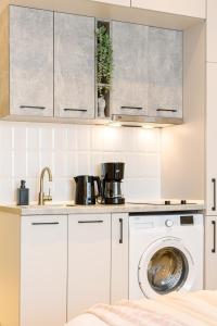 Downtown Studios - Your Modern Escape near Ateneul Roman