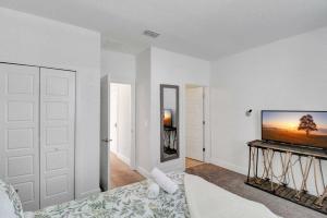 Stunning 5BR Pool Home in Resort