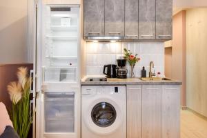 Downtown Studios - Your Modern Escape near Ateneul Roman