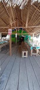 Cabañas tradicionales en isla Aroma