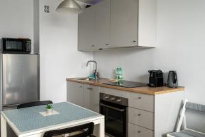 Metro Świętokrzyska Comfort Apartment by BookingHost