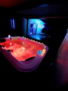 Villas Un Sejour Romantique en couple avec Jacuzzi prive Chromotherapie Jardin Maison privee : photos des chambres