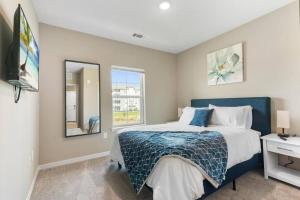 Sophisticated 3BD2BA Retreat: Pool, Gym, Laundry