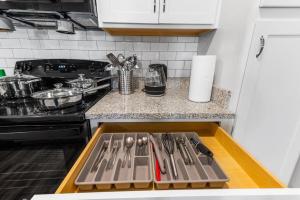 Sophisticated 3BD2BA Retreat: Pool, Gym, Laundry