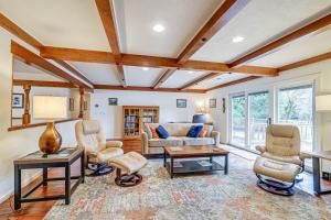 Grants Pass Vacation Rental Home Deck and Views!