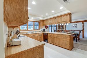 Fishing and Rafting Retreat 7 Mi to Rogue River!