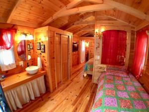 Gypsy Cottage Near the Smokies #15 Queenie
