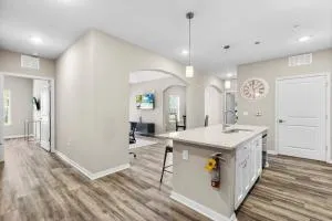 Refined 2 Bedroom Retreat: Pool, Gym, Laundry - 棕榈湾