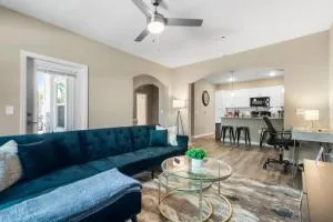 Chic 2BR/2BA Condo: Pool & More! - بالم باي