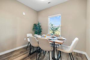 Chic 2 BD2 BA Condo: Serene Escape in Melbourne