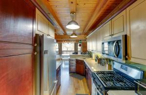 Hot Tub and Game Room Powderhorn Mountain Cabin