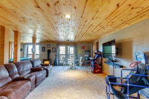 Hot Tub and Game Room Powderhorn Mountain Cabin