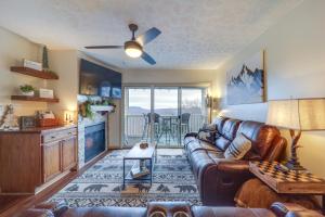 Cozy Condo with Balcony and Views in Beech Mountain!