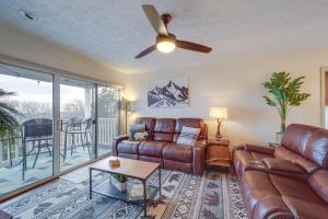 Cozy Condo with Balcony and Views in Beech Mountain!