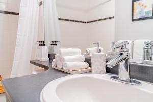 Amazing Views ! Leather Furniture ! Cozy Condo!