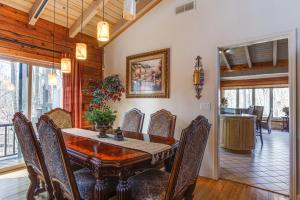 Peaceful Lawrenceville Cabin with Hot Tub on 6 Acres