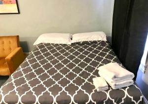 Oui on Ludlow - Entire House and Private Rooms in University City