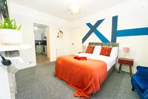Bright Medway studio flat opposite Chatham station - 查塔姆