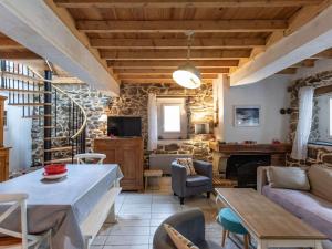 Bergerie Pyrénéenne Rénovée - 4 Chambres - 8 Pers. - Jardin - Stationnement Public - 3 Stations de Ski - FR-1-402-132