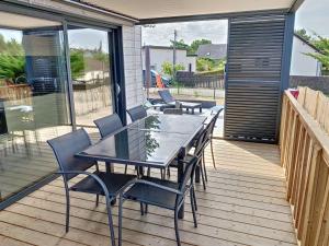 Chalets Chalet haut de gamme - 6 pers - Piscine chauffee - Proche plage - Jullouville - FR-1-361-518 : photos des chambres