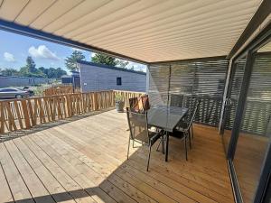 Chalets Chalet a Jullouville - 6 couchages, piscine chauffee, pres de la plage et commerces - FR-1-361-523 : photos des chambres