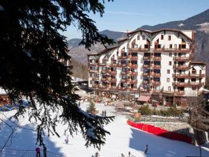 Appartement rénové au centre de La Tania avec parking - FR-1-568-47