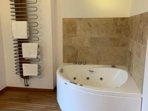 Grande maison familiale, 5 chambres, jardin, proche 24 Heures du Mans et abbaye de Solesmes. - FR-1-410-427