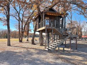 The Robin Treehouse 15 MIN to Magnolia Baylor