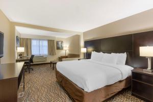 King Room with Sofa room in Best Western St. Louis Inn