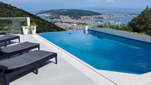 Luxury villa with a swimming pool Seget Donji, Trogir - 22094