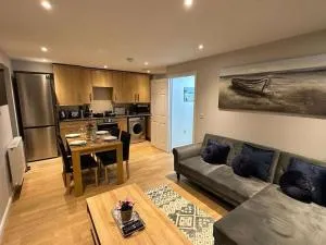 Contemporary, Stylish Apartment in Weston - Locking