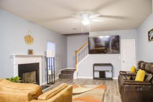 Deck, BBQ Grill, Backyard Fire Pit, Pool, Jacuzzi Tub, 65 inch TV