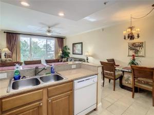 Disney 1 mile , Blue Heron 1 room 2 bath,amenities,6 guests, walk to restaurants, no fees at check in