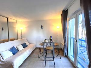 Studio cabine 2 pers à Port Fréjus, proche plage, internet inclus - FR-1-226A-168