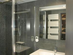 Maisons de vacances Charmante maison renovee en lisiere de foret, 600m de la plage, 2 jardins clos, confort moderne - FR-1-323-371 : photos des chambres