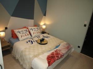 Maisons de vacances Charmante maison renovee en lisiere de foret, 600m de la plage, 2 jardins clos, confort moderne - FR-1-323-371 : photos des chambres