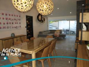 Maisons de vacances Charmante maison renovee en lisiere de foret, 600m de la plage, 2 jardins clos, confort moderne - FR-1-323-371 : photos des chambres