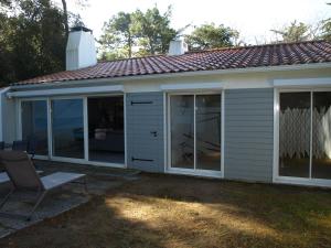 Maisons de vacances Charmante maison renovee en lisiere de foret, 600m de la plage, 2 jardins clos, confort moderne - FR-1-323-371 : photos des chambres