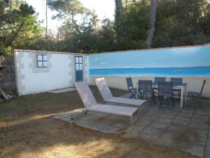 Maisons de vacances Charmante maison renovee en lisiere de foret, 600m de la plage, 2 jardins clos, confort moderne - FR-1-323-371 : photos des chambres