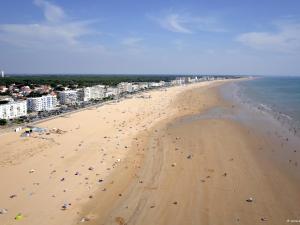 Maisons de vacances Charmante maison renovee en lisiere de foret, 600m de la plage, 2 jardins clos, confort moderne - FR-1-323-371 : photos des chambres