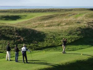 Maisons de vacances Charmante maison renovee en lisiere de foret, 600m de la plage, 2 jardins clos, confort moderne - FR-1-323-371 : photos des chambres