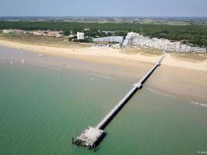 Maisons de vacances Charmante maison renovee en lisiere de foret, 600m de la plage, 2 jardins clos, confort moderne - FR-1-323-371 : Maison de Vacances
