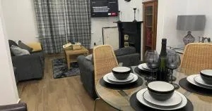 Contractors Grove 2 Bed House Town Centre Location - Orlingbury