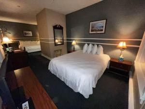 Double Room with Private Bathroom room in Kalispell Grand Hotel