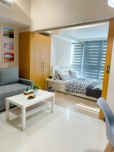 1BR BGC Uptown Modern Condo Netflix 200Mb Wifi