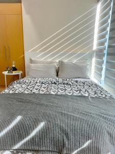 1BR BGC Uptown Modern Condo Netflix 200Mb Wifi