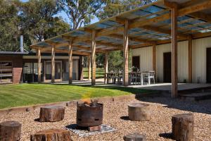 8 bedroom farmstead in Weatscheaf Daylesford