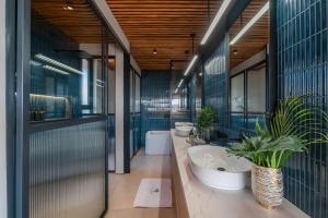 Villa Coco Bay - Iconic 8BR Tropical Villa Next to the Beach