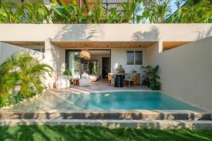 Villa Coco Bay - Iconic 8BR Tropical Villa Next to the Beach